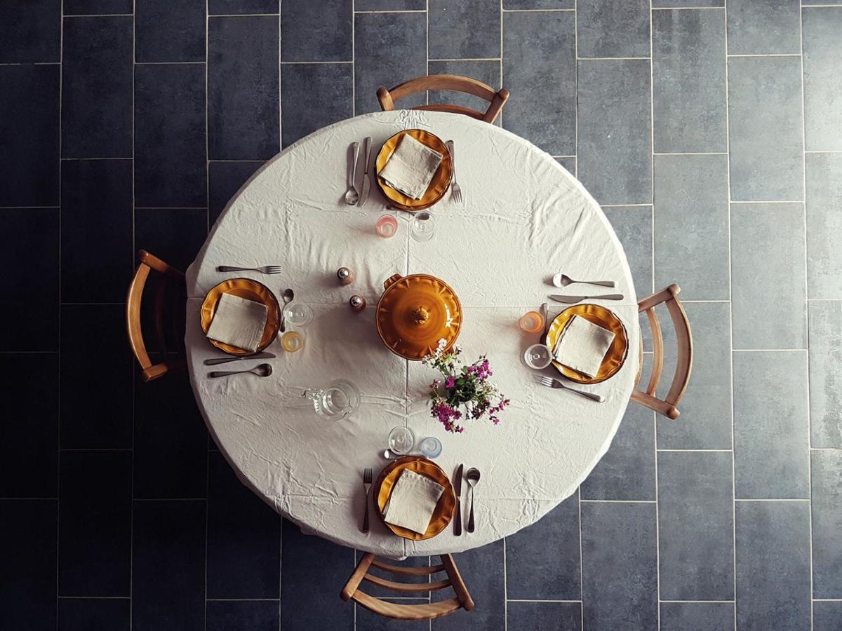 Le The Au Jardin Bed & Breakfast Saint-Julien-de-Civry Екстериор снимка